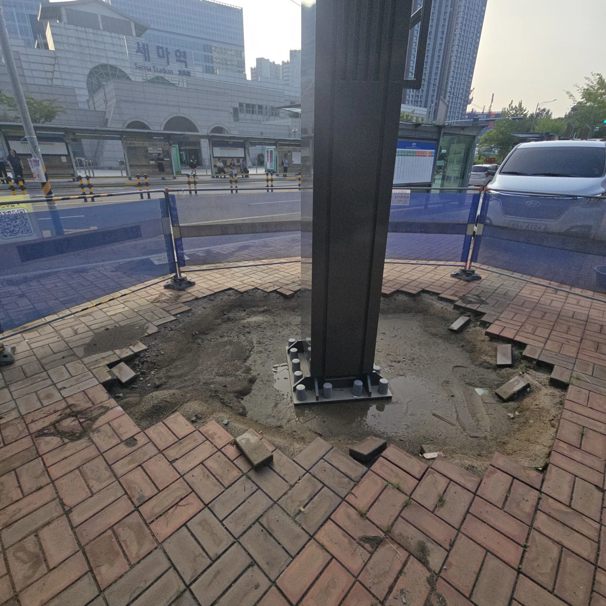 시공 전 - 평촌 단독주택 진입로 보도블럭 재포장 — 들뜨고 깨진 블럭 전면 교체 집사원
