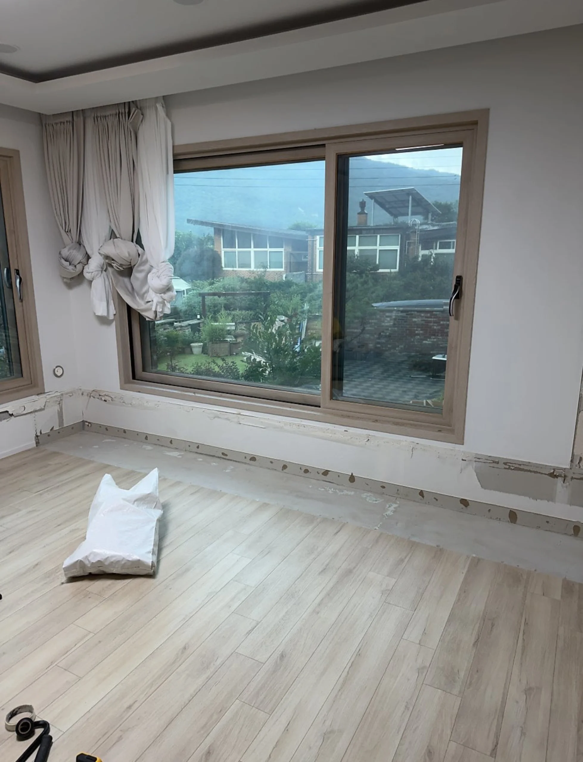 시공 후 - 시흥 단독주택 실내 철거 — 칸막이벽·천장재 해체부터 다음 공정 인계까지 집사홈
