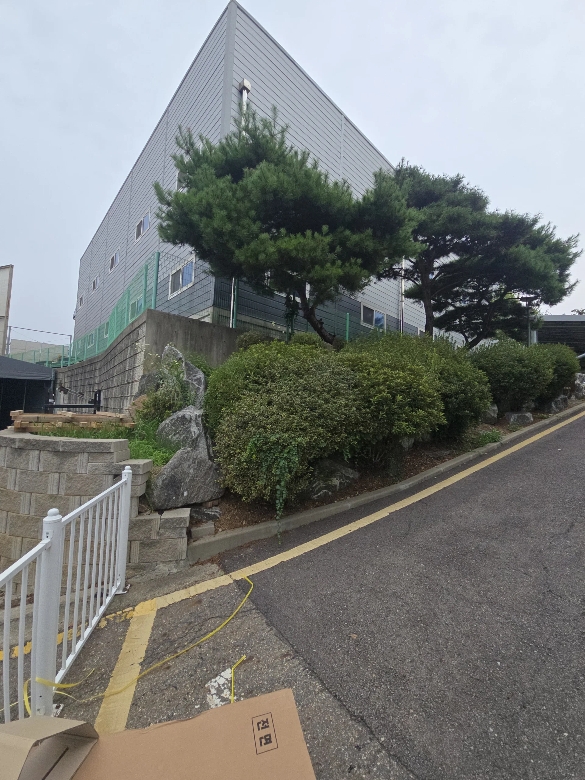 시공 전 - 성동 골목 코너 반사경 신설 — 후진 차량 충돌 위험 해소 집사홈