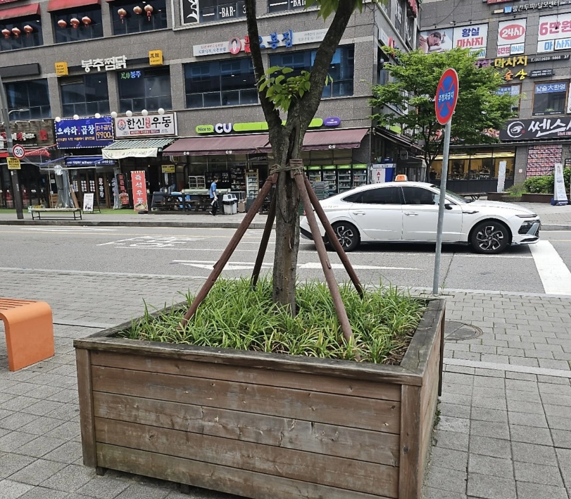 시공 전 - 동대문 상가 건물 진입로 사각지대, 볼록 반사경으로 해소 집사홈