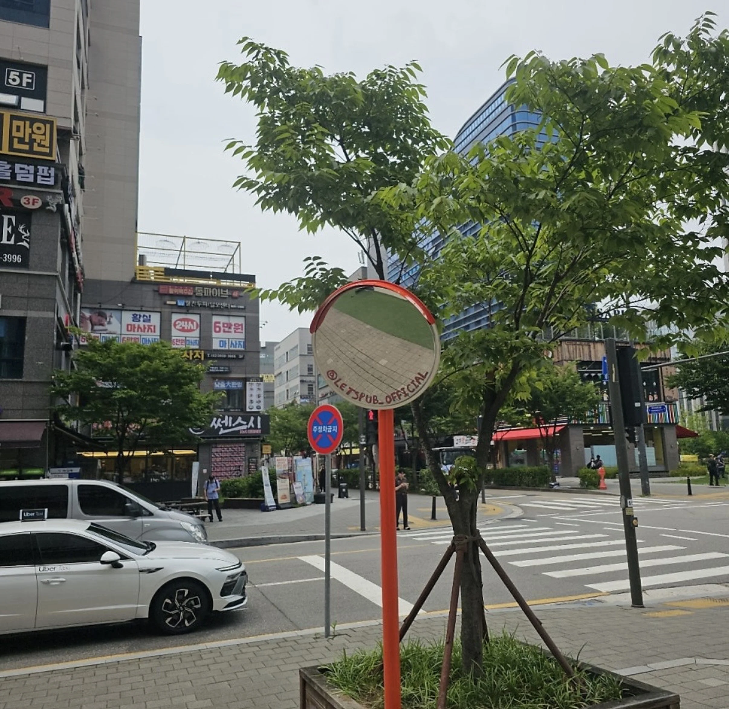 시공 후 - 동대문 상가 건물 진입로 사각지대, 볼록 반사경으로 해소 집사홈
