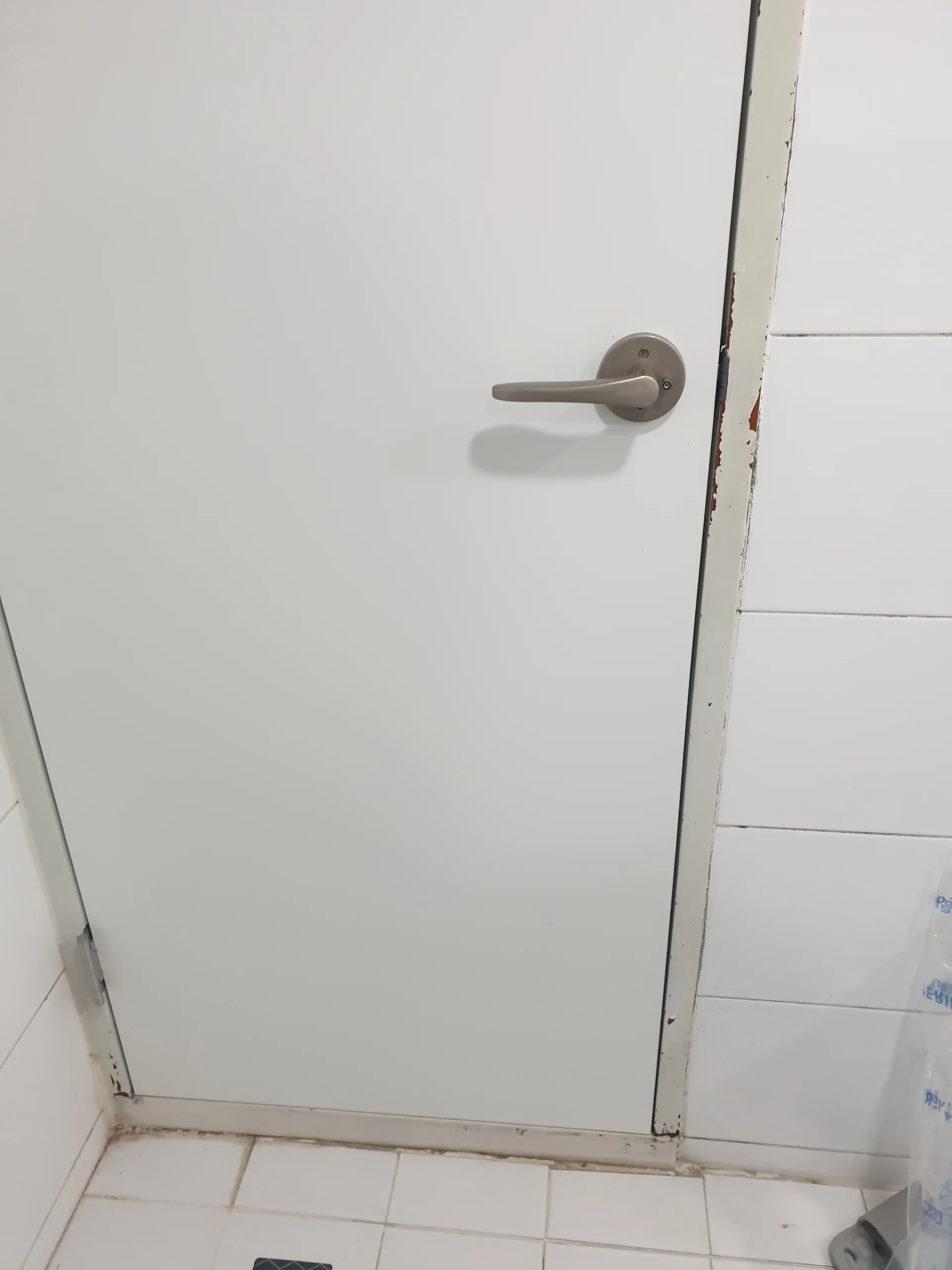 욕실문 하단 부식 수리 보수 후