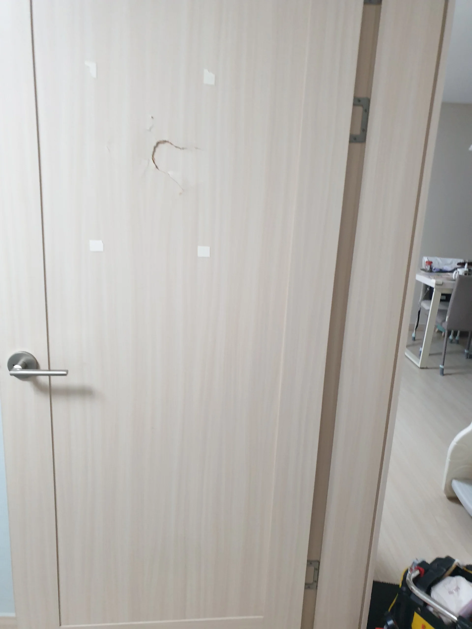 퇴실 전 나무문 찍힘 수리 보수 전