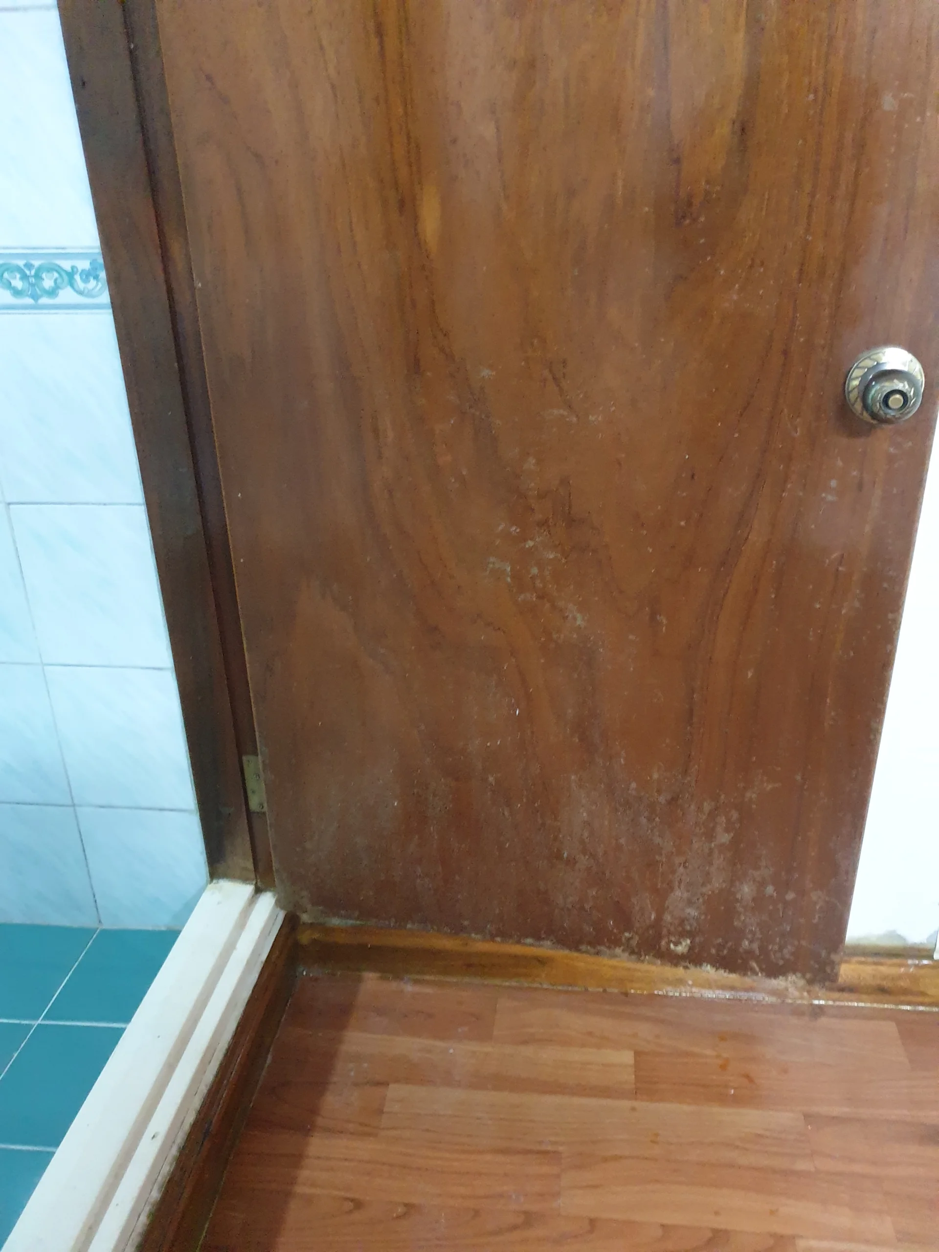 보증금 정산 전 나무문 수리 보수 전
