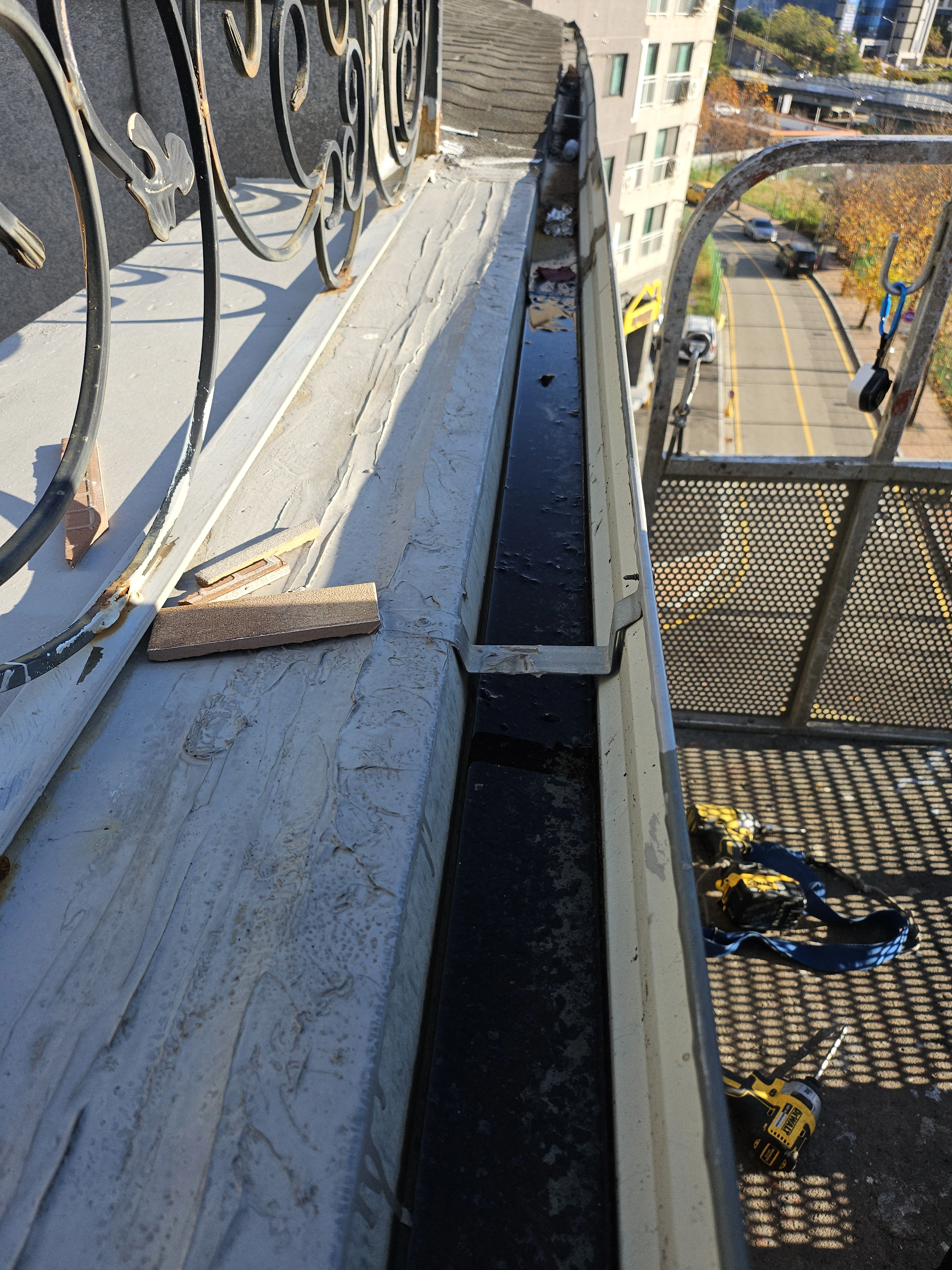 시공 후 - 처마 물받이 처짐 교정 및 교체