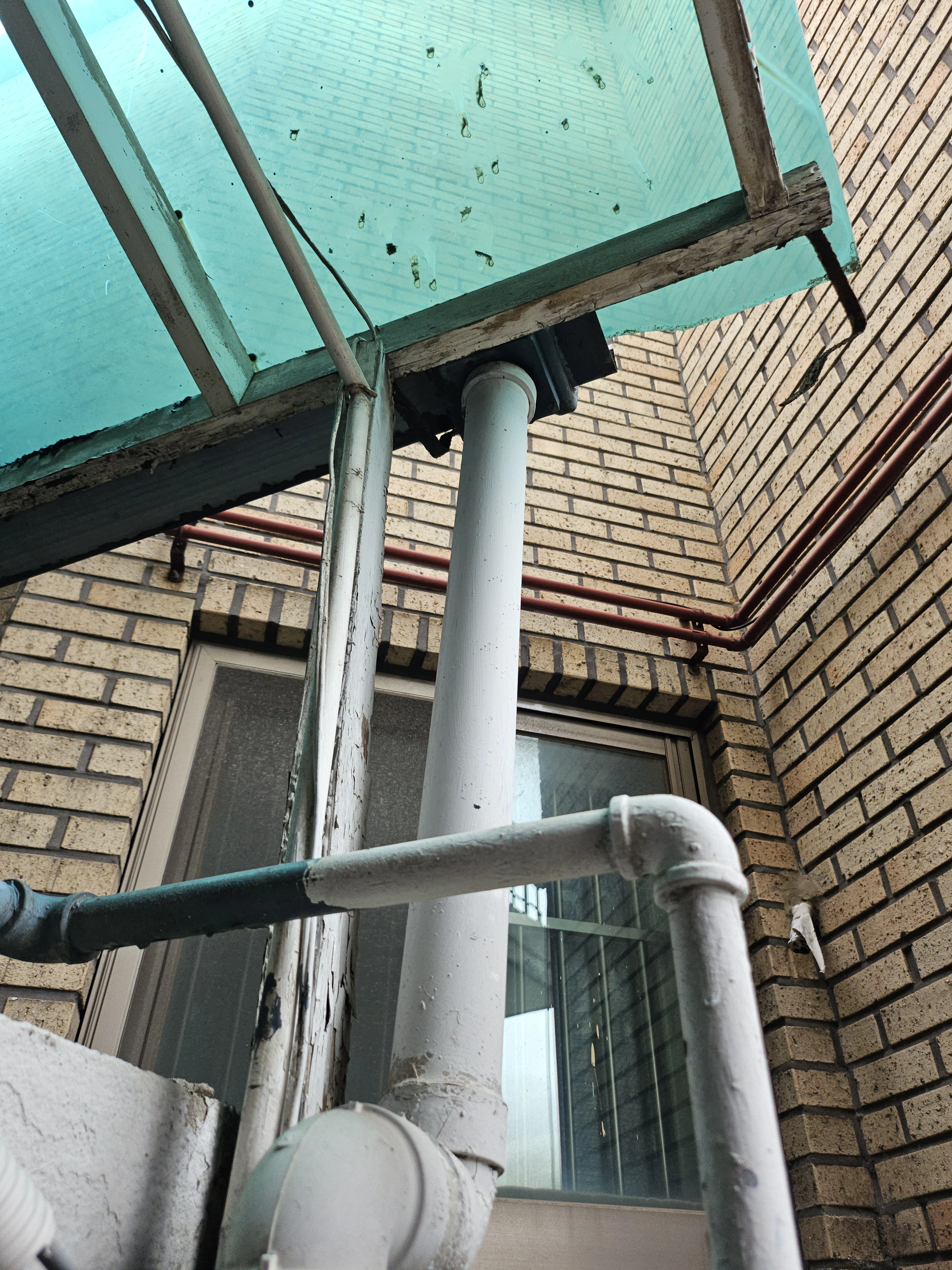 시공 후 - 낡은 함석 물받이 PVC로 교체