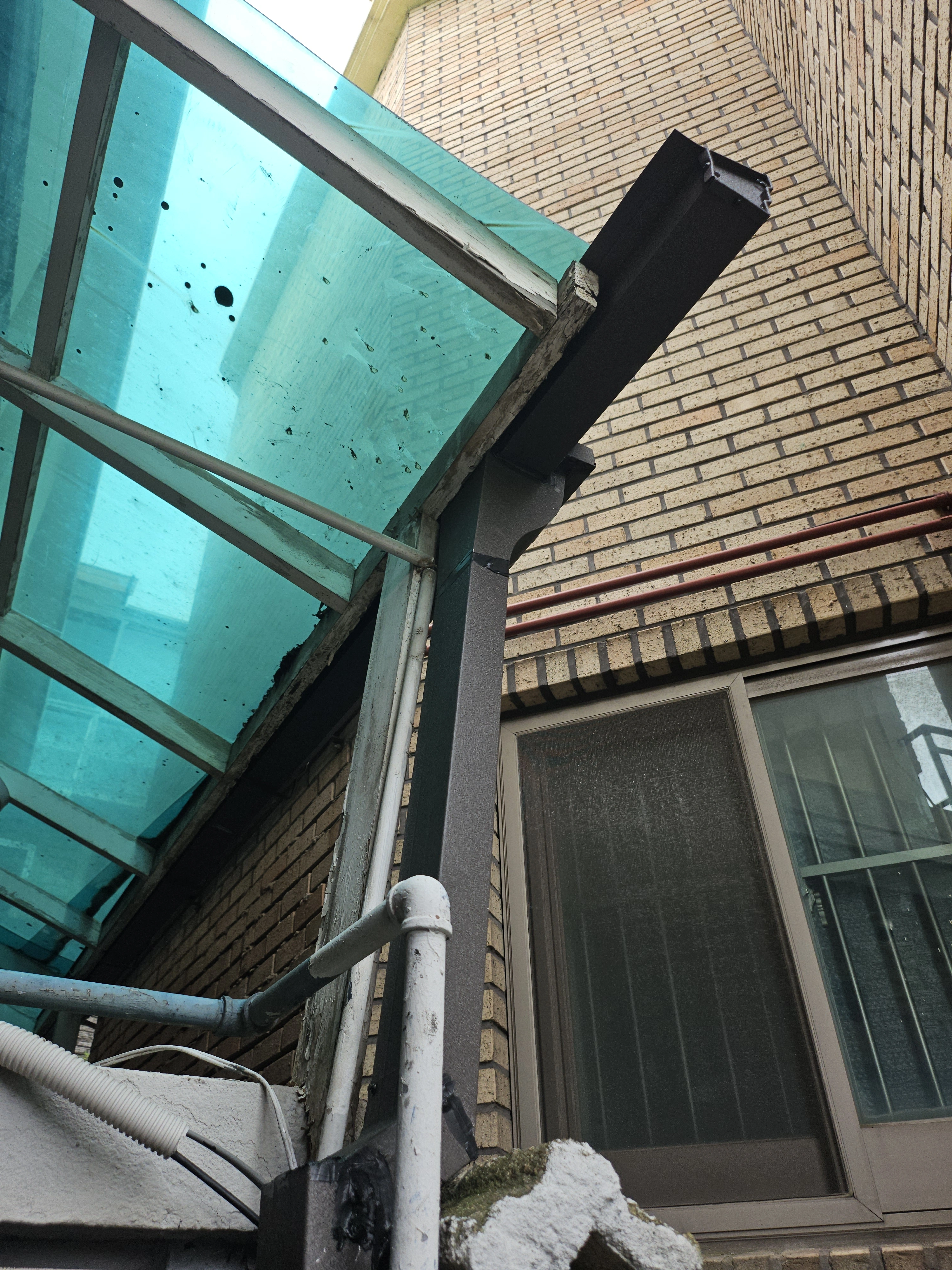 시공 전 - 낡은 함석 물받이 PVC로 교체