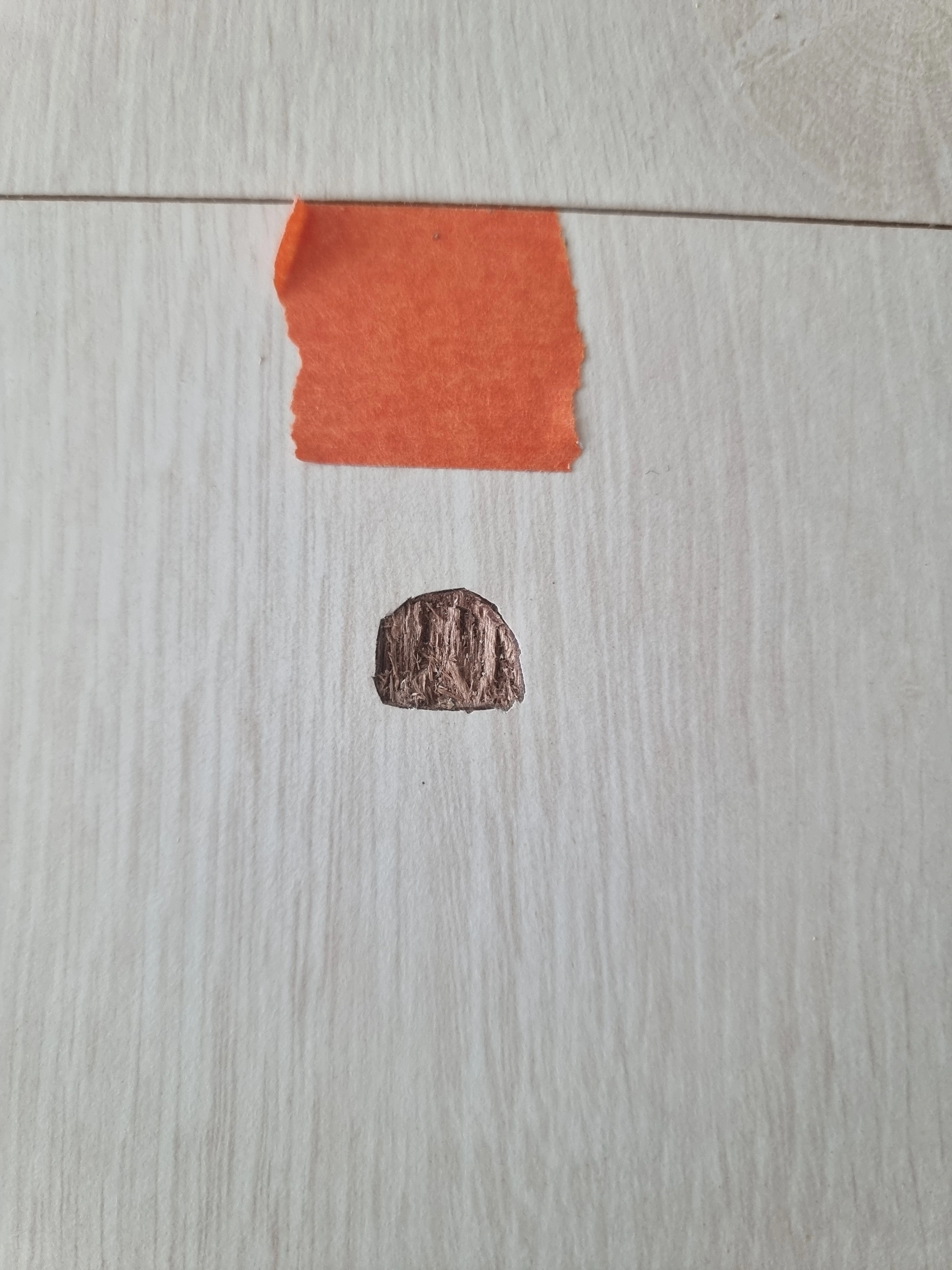 복원 전 깊게 파인 강마루 스크래치