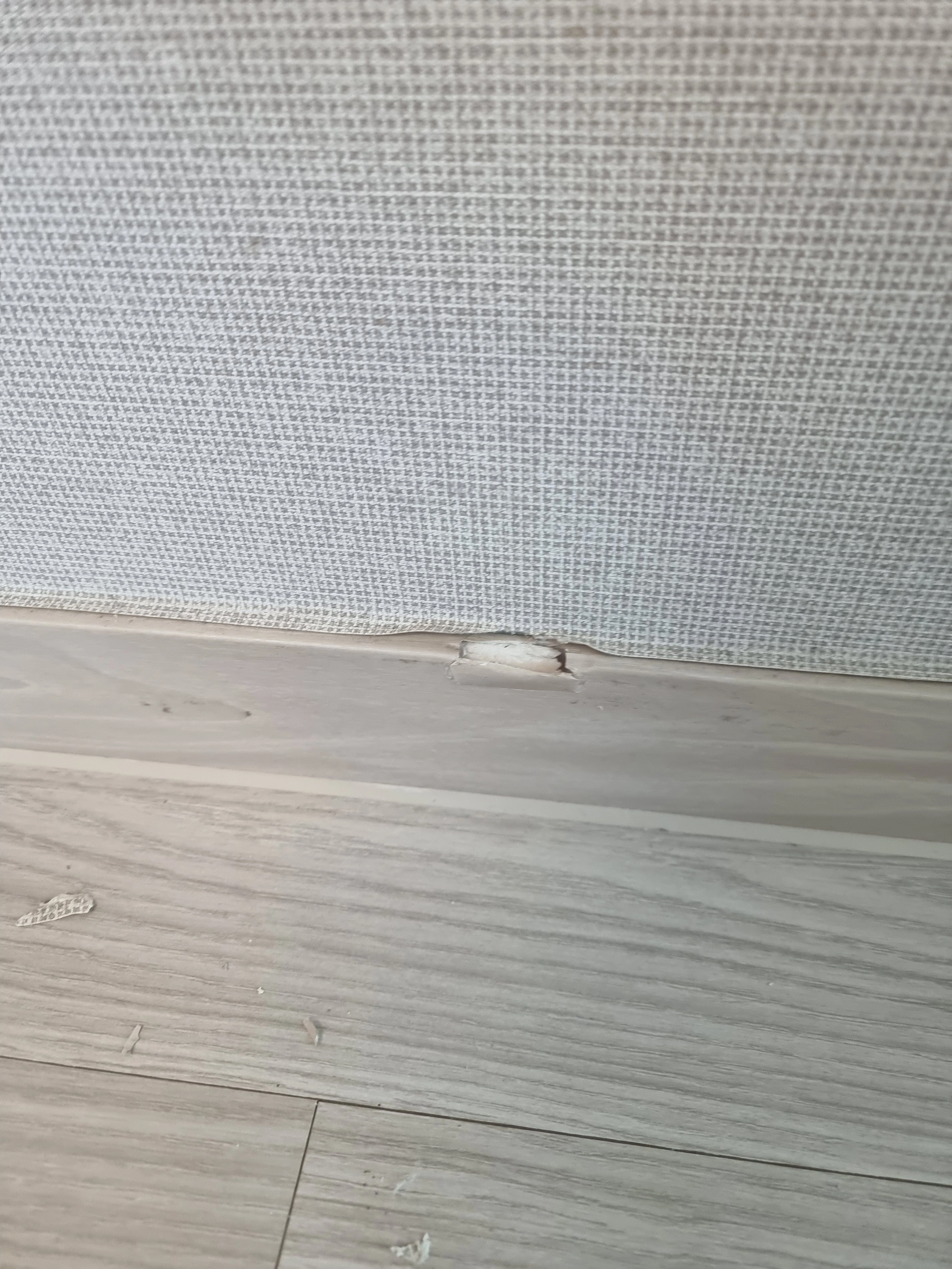 복원 전 모서리가 파손되고 틈이 벌어진 걸레받이