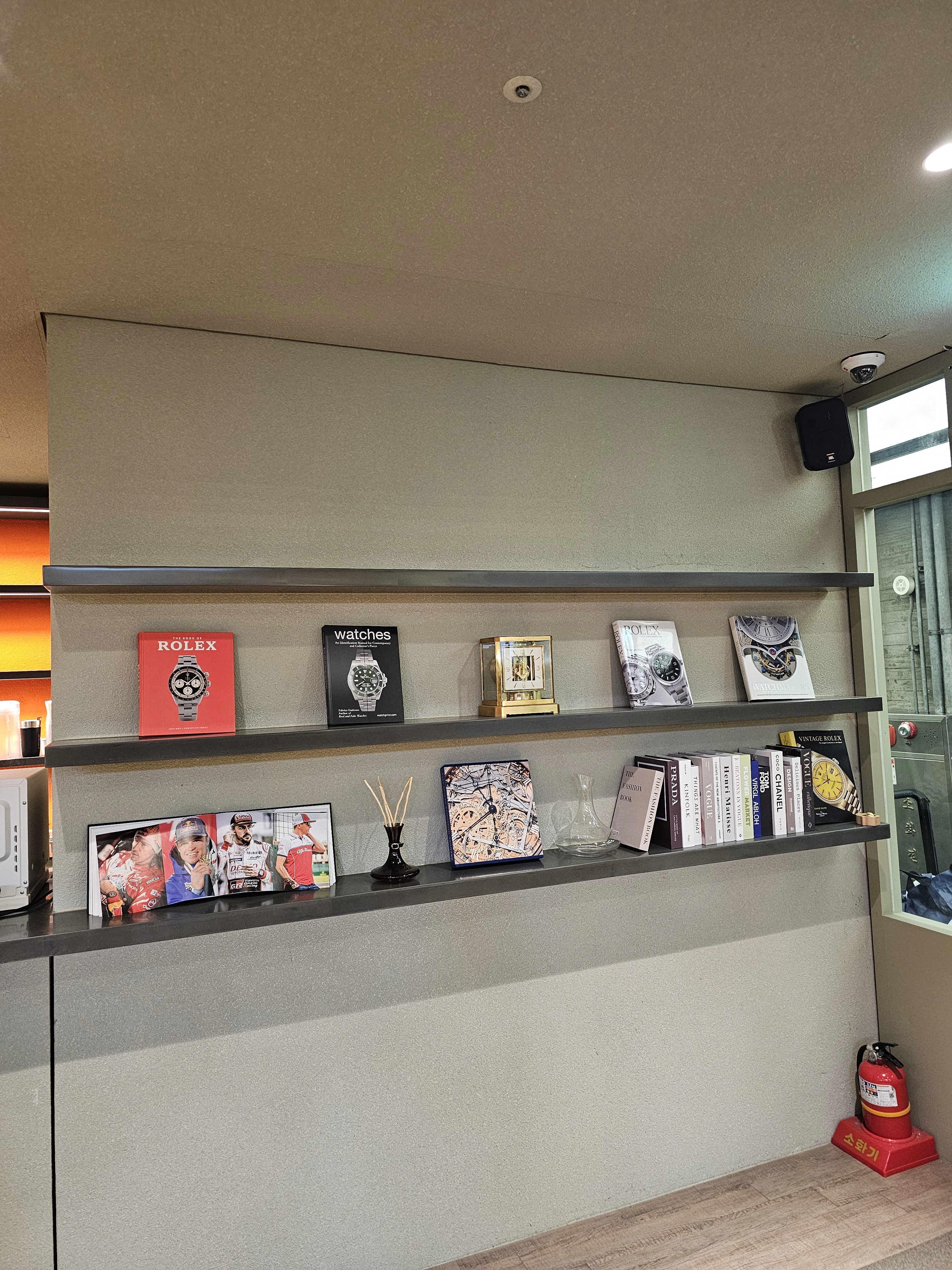 상업공간 간접조명 시공 전 — 강남 압구정 타트카페 선반조명