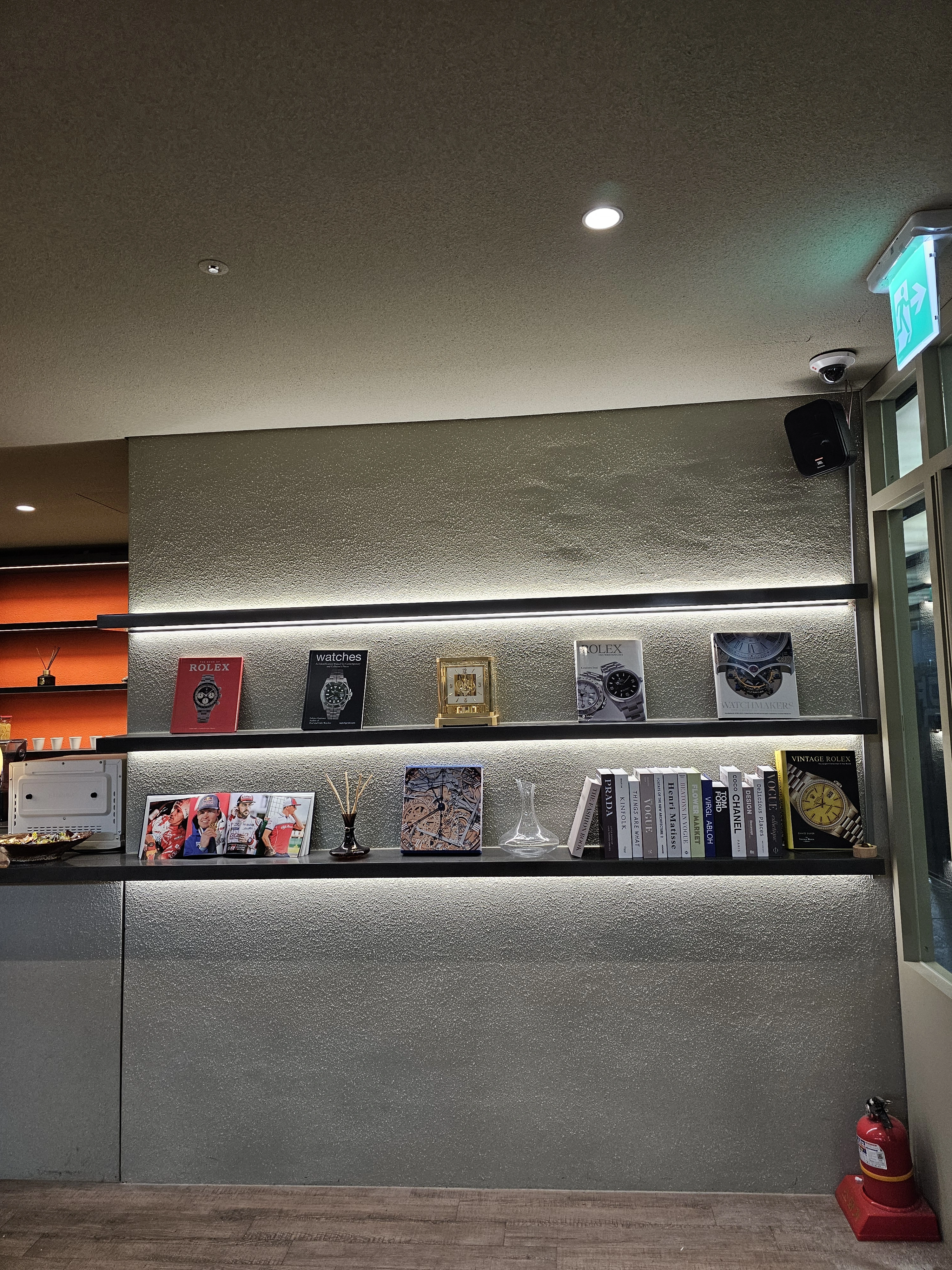 상업공간 간접조명 시공 후 — 강남 압구정 타트카페 선반조명