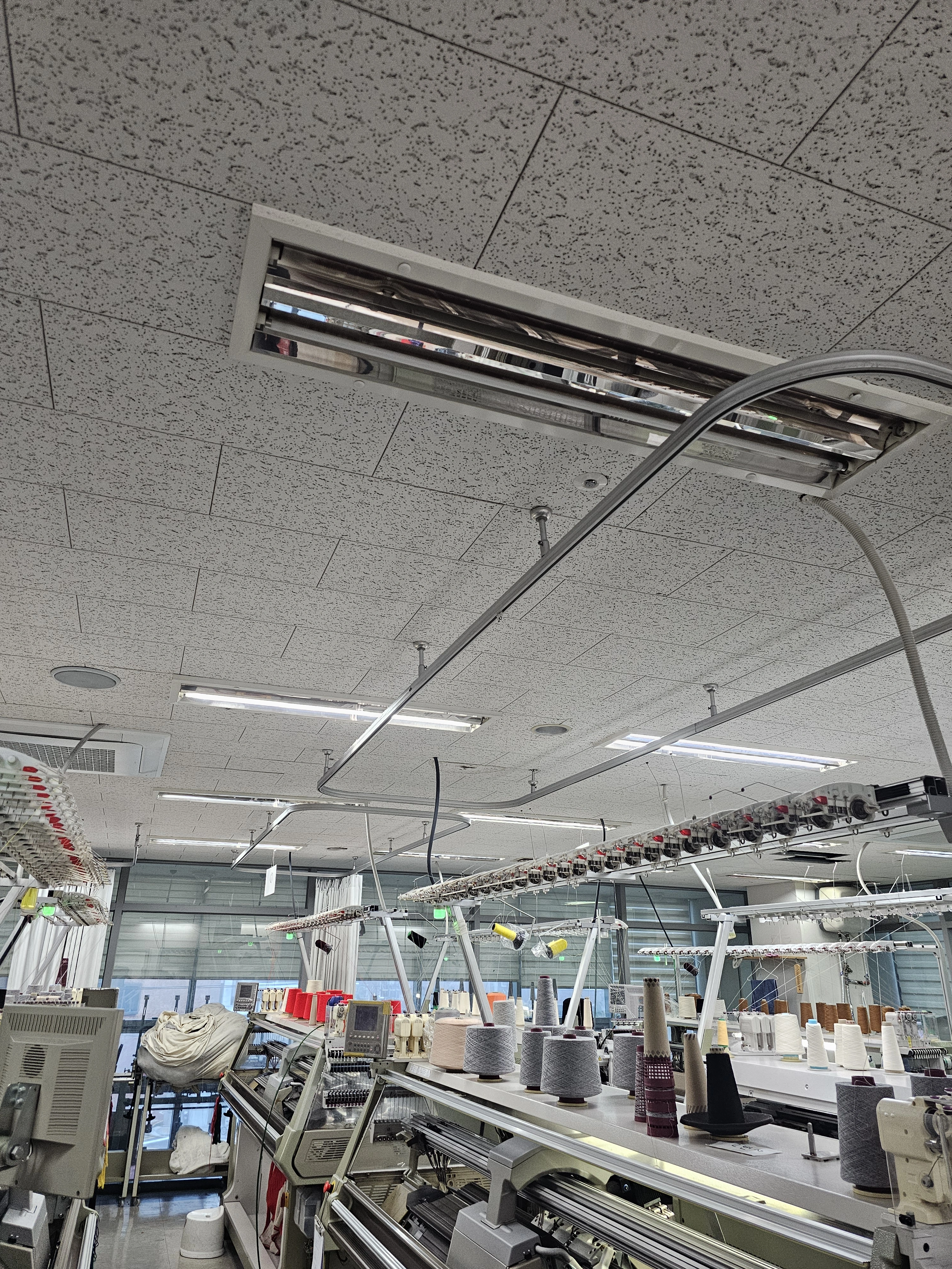 사무실 상업공간 간접조명 시공 전 — 서울 성수동 공장 / 오래된 형광등을 LED로 변경