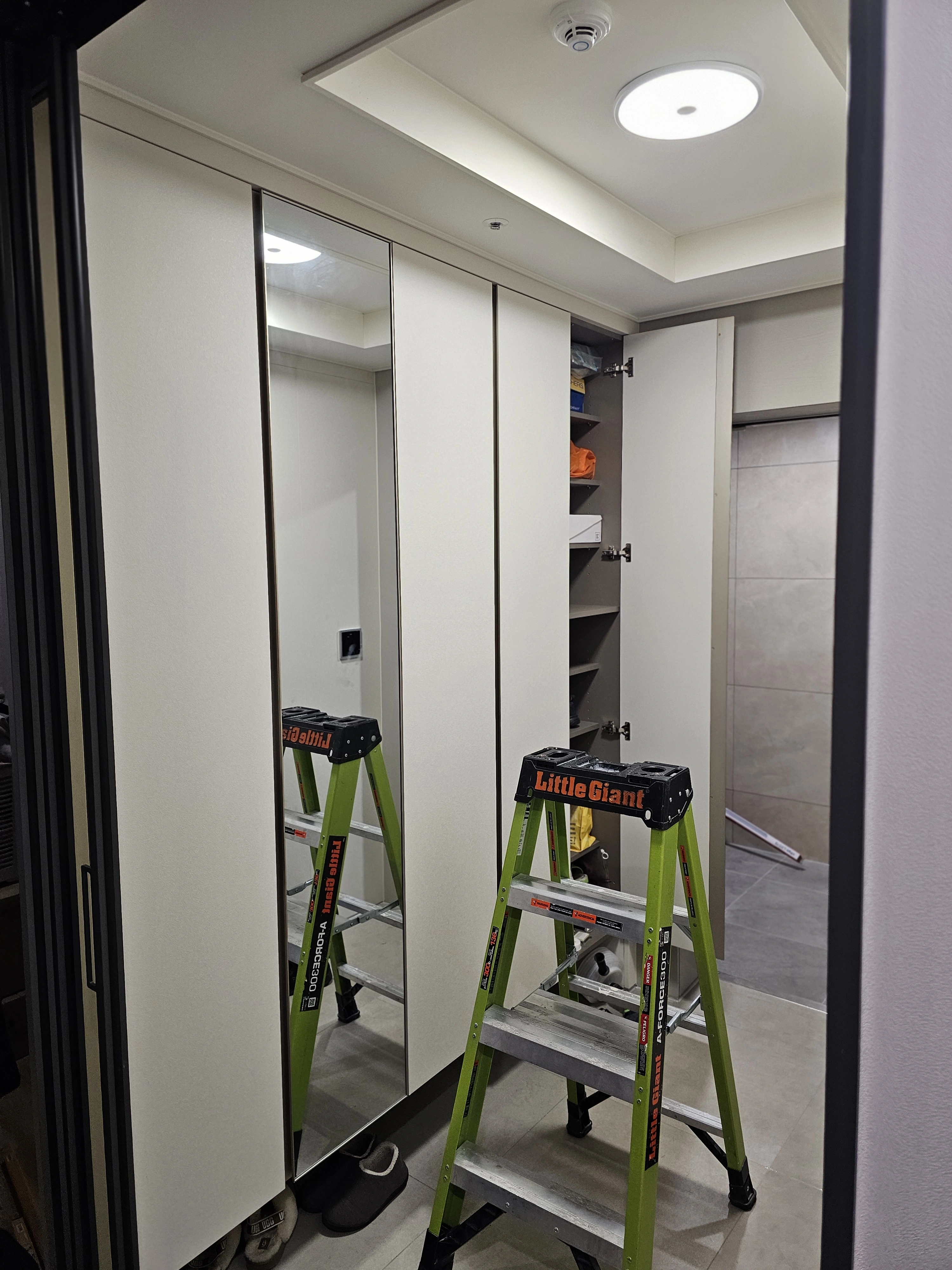 간접조명 시공 전 — 신발장 간접조명 / 신발장 하단 센서등