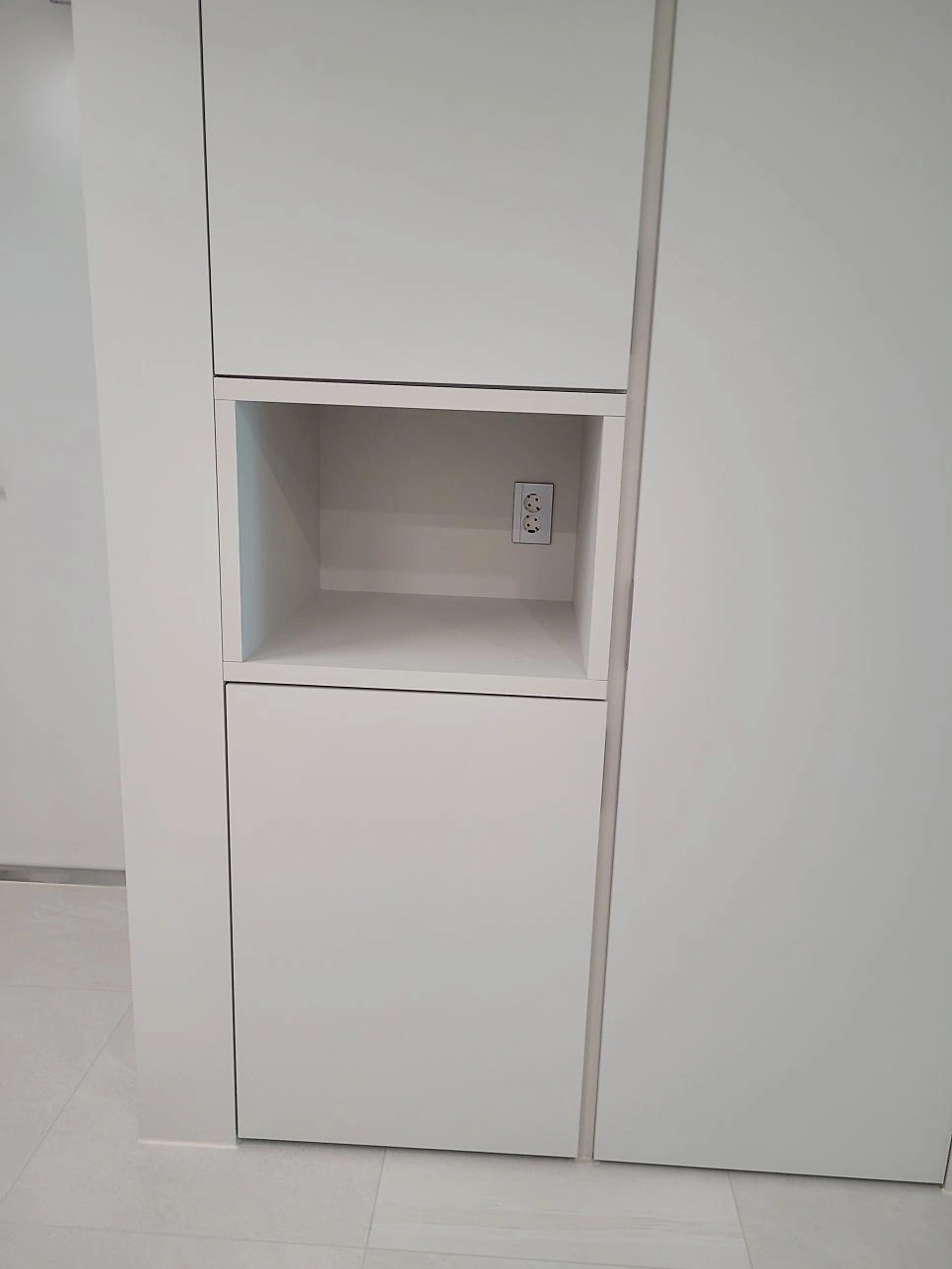 시공 전 — 전선과 도킹 스테이션 바닥 노출