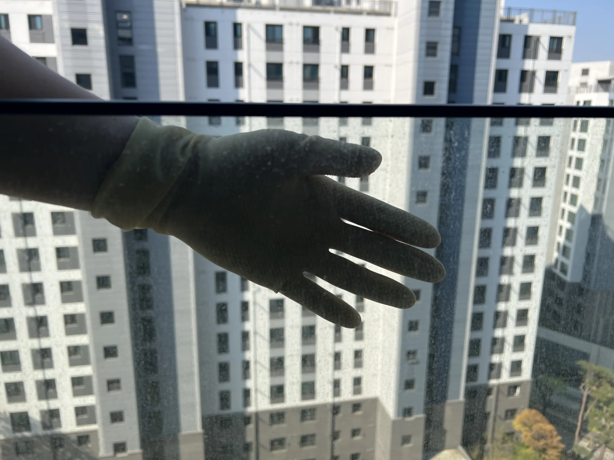 유리창청소비용 실제 시공 사례 아파트 거실 창 작업 전
