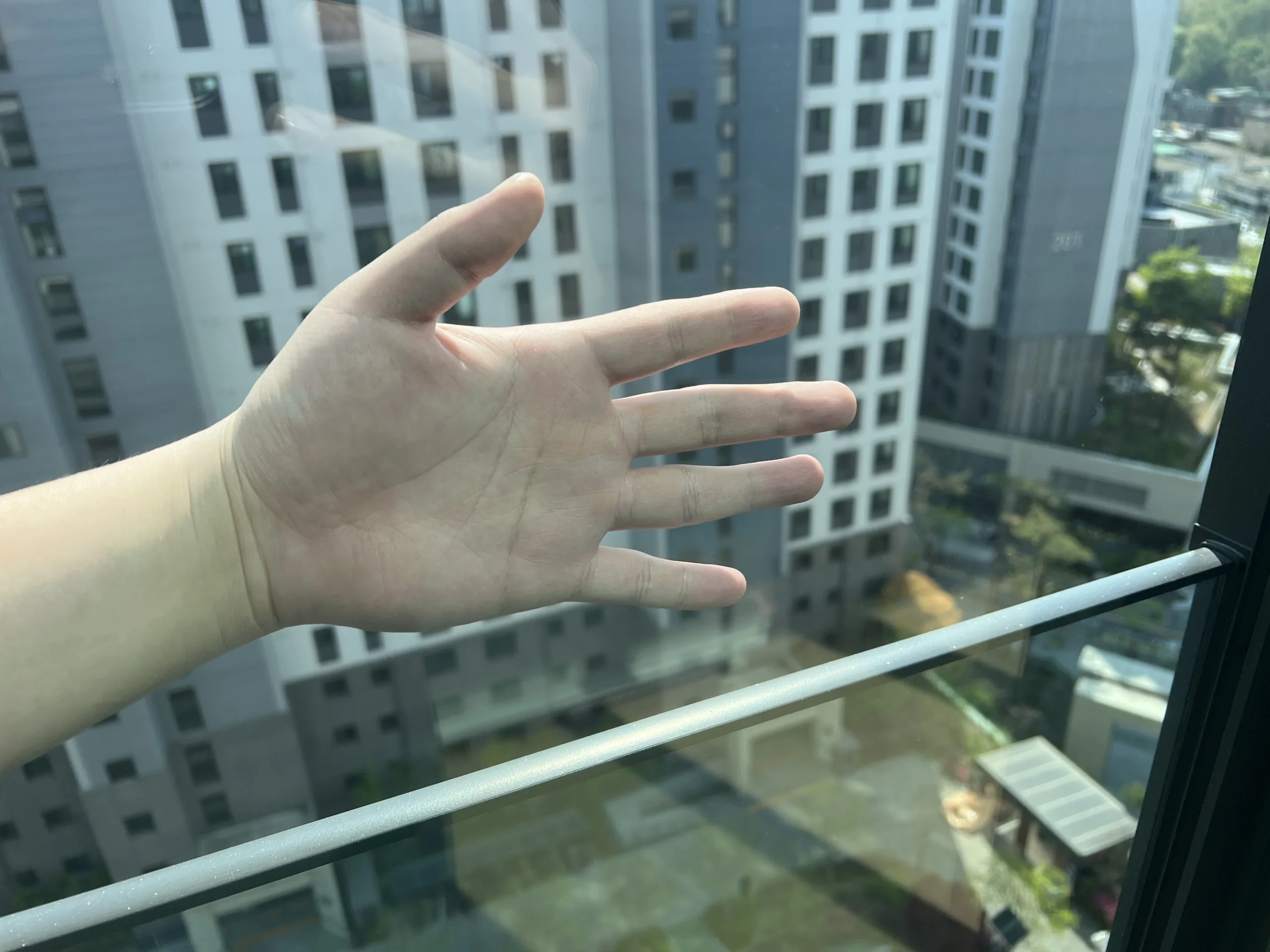 인천남동유리창청소 완료 후 맑아진 거실 창문