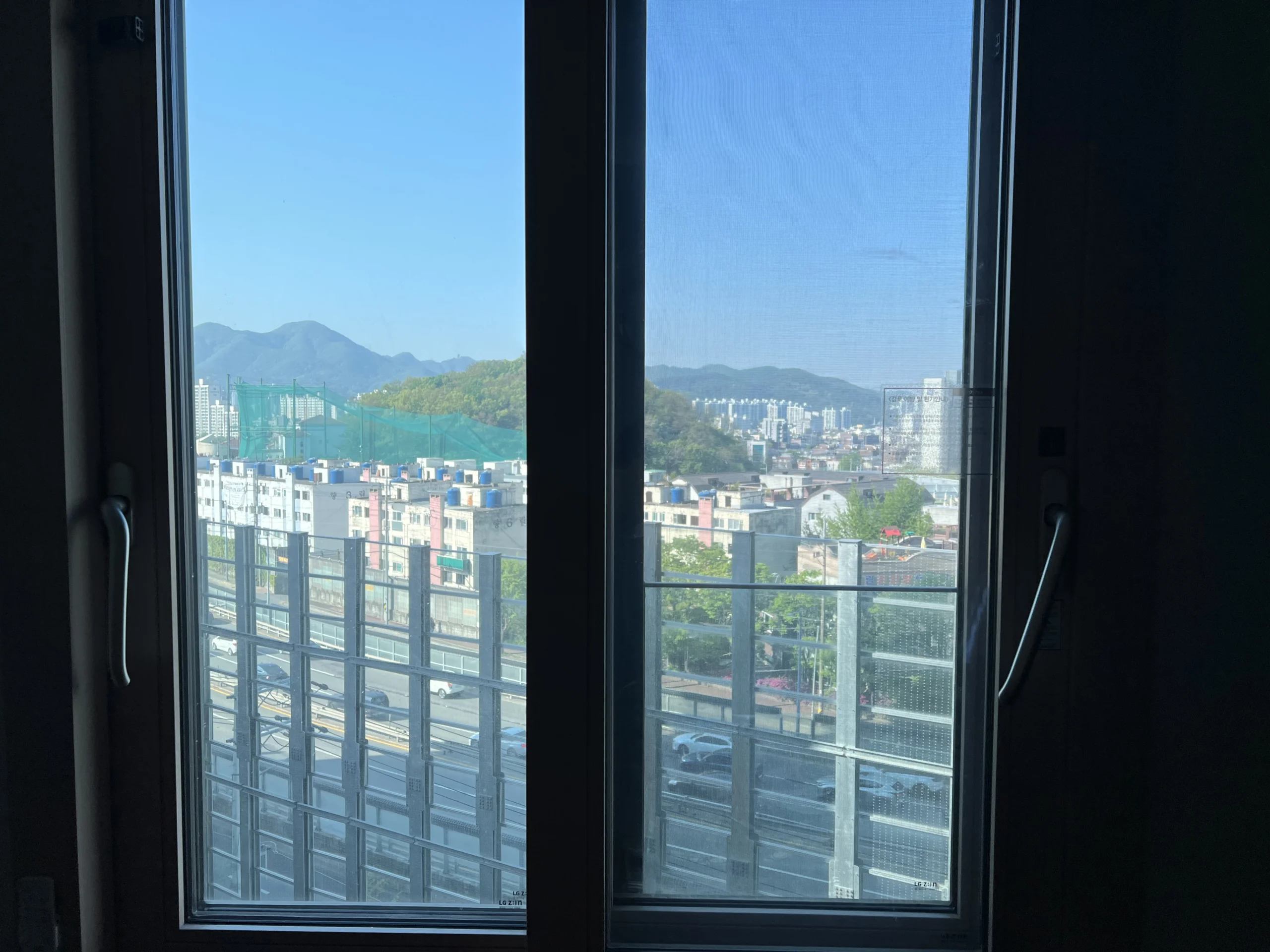 관악유리창청소 실제 시공 사례 아파트 방1 창 작업 전