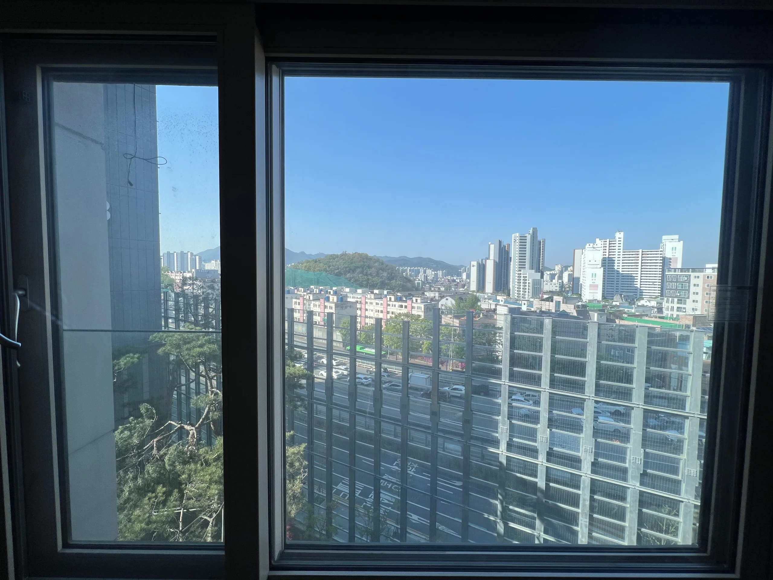 서대문유리창청소 실제 시공 사례 아파트 거실 창 작업 전