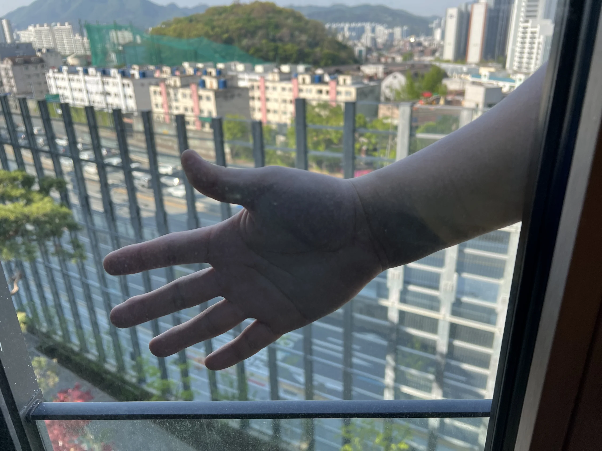 용산유리창청소 실제 시공 사례 아파트 방1 창 작업 전
