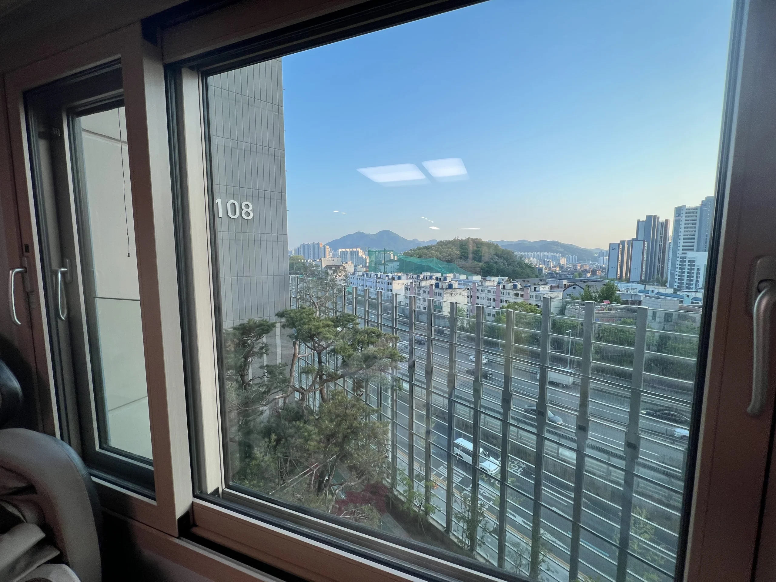 광진유리창청소 작업 후 거실 창문 실제 시공 사례