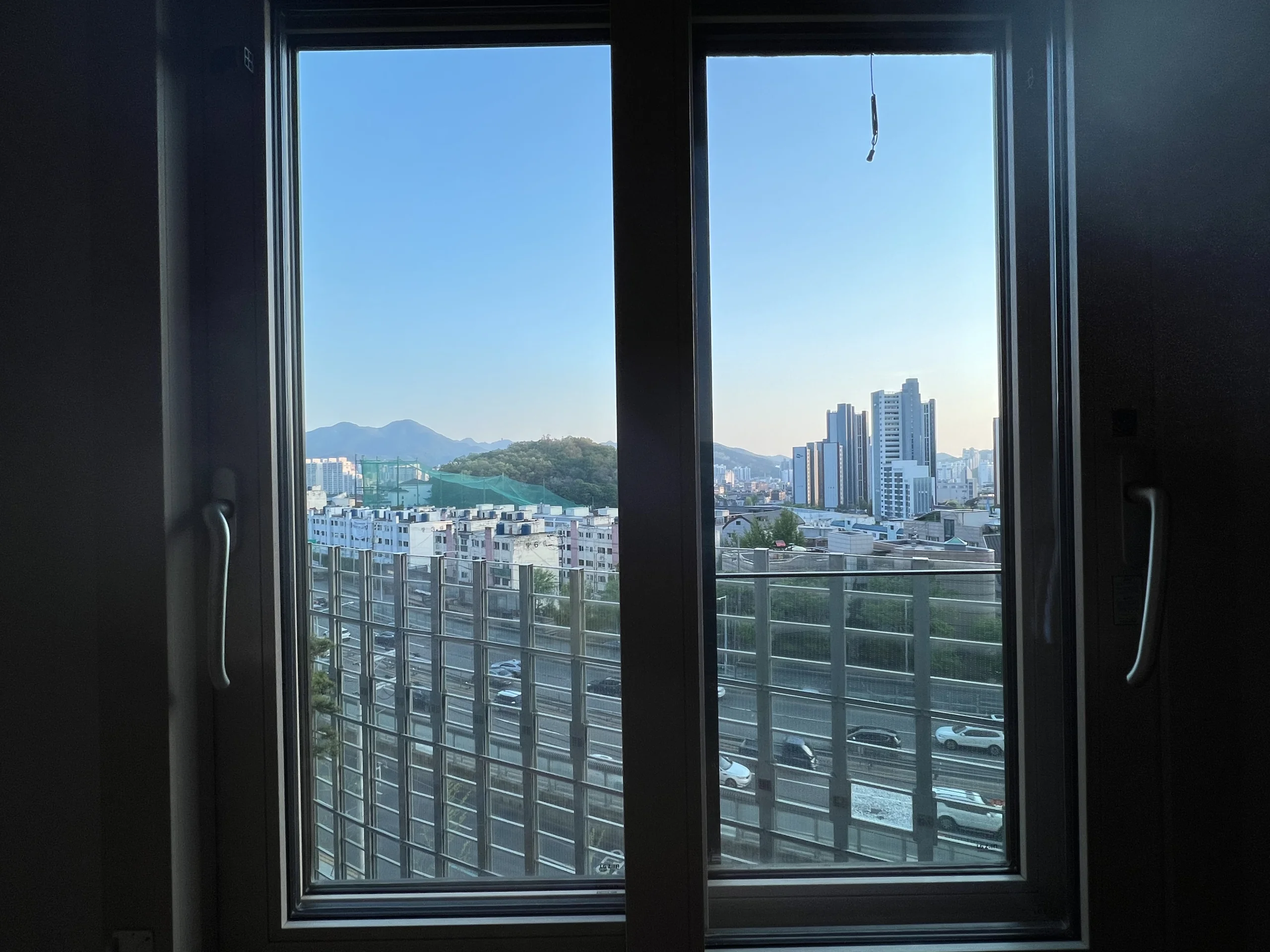 수원팔달유리창청소 전 먼지가 낀 거실 창문