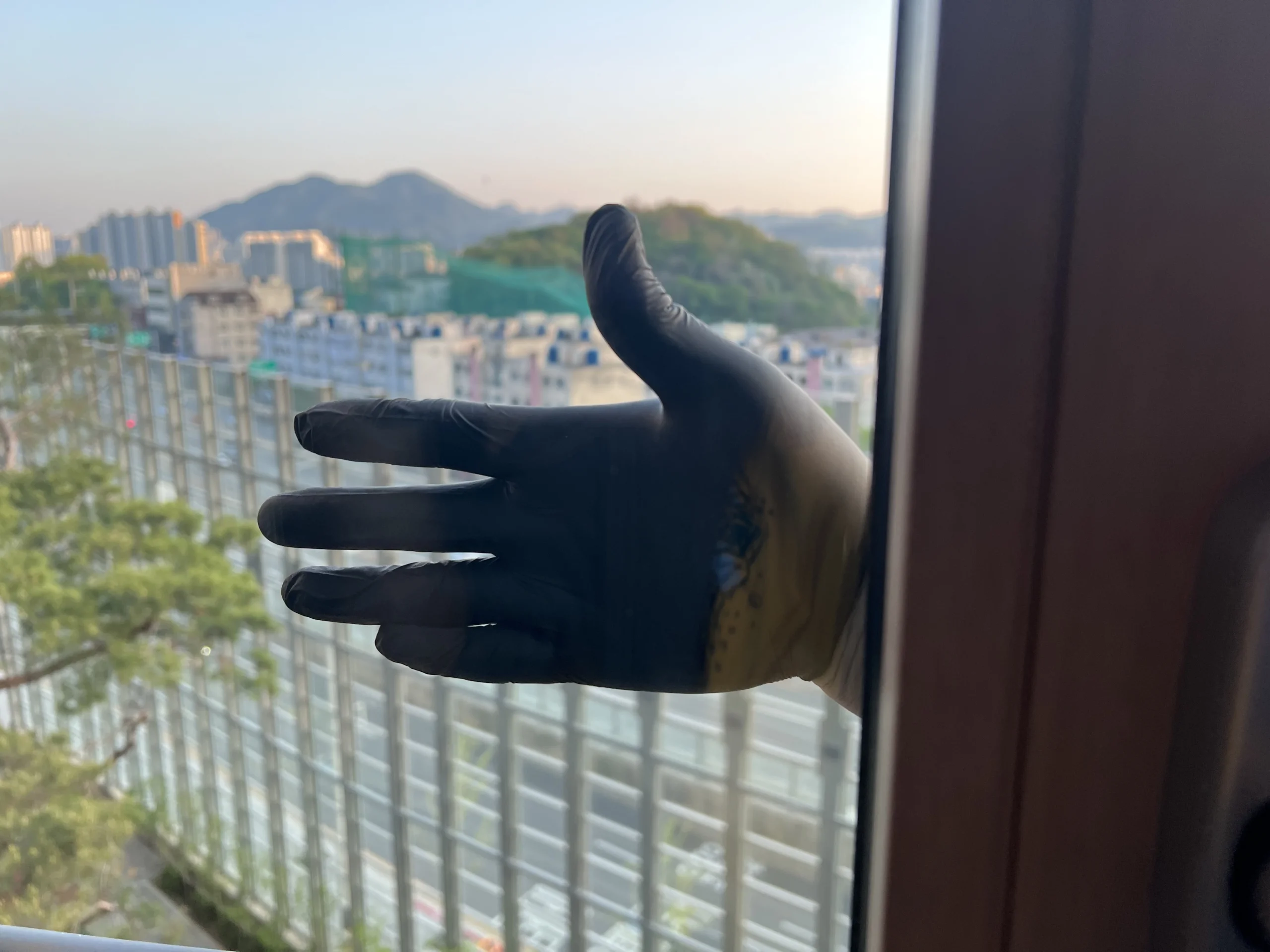 수원팔달유리창청소 완료 후 맑아진 거실 창문