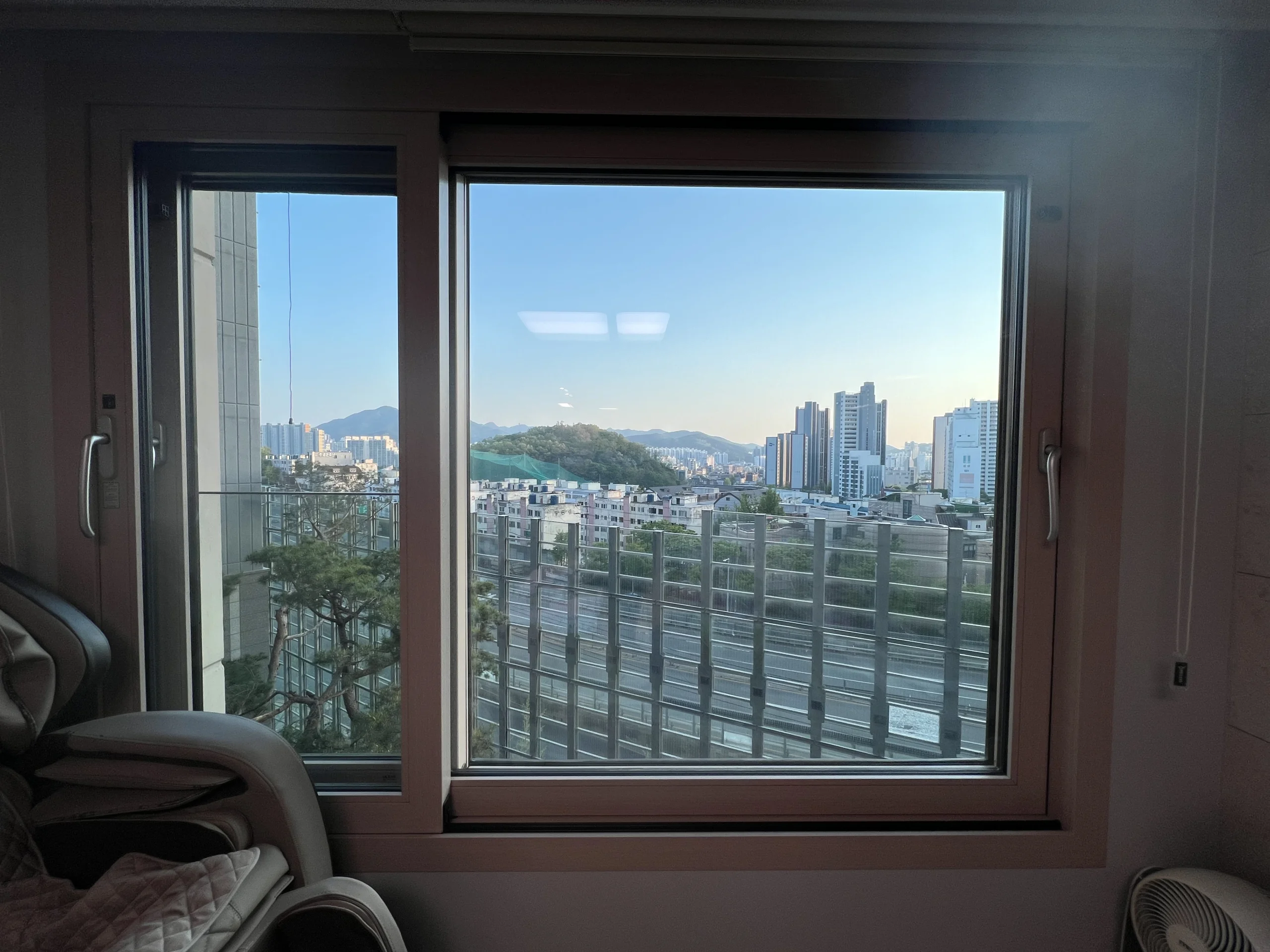 영등포유리창청소 전 먼지가 낀 거실 창문