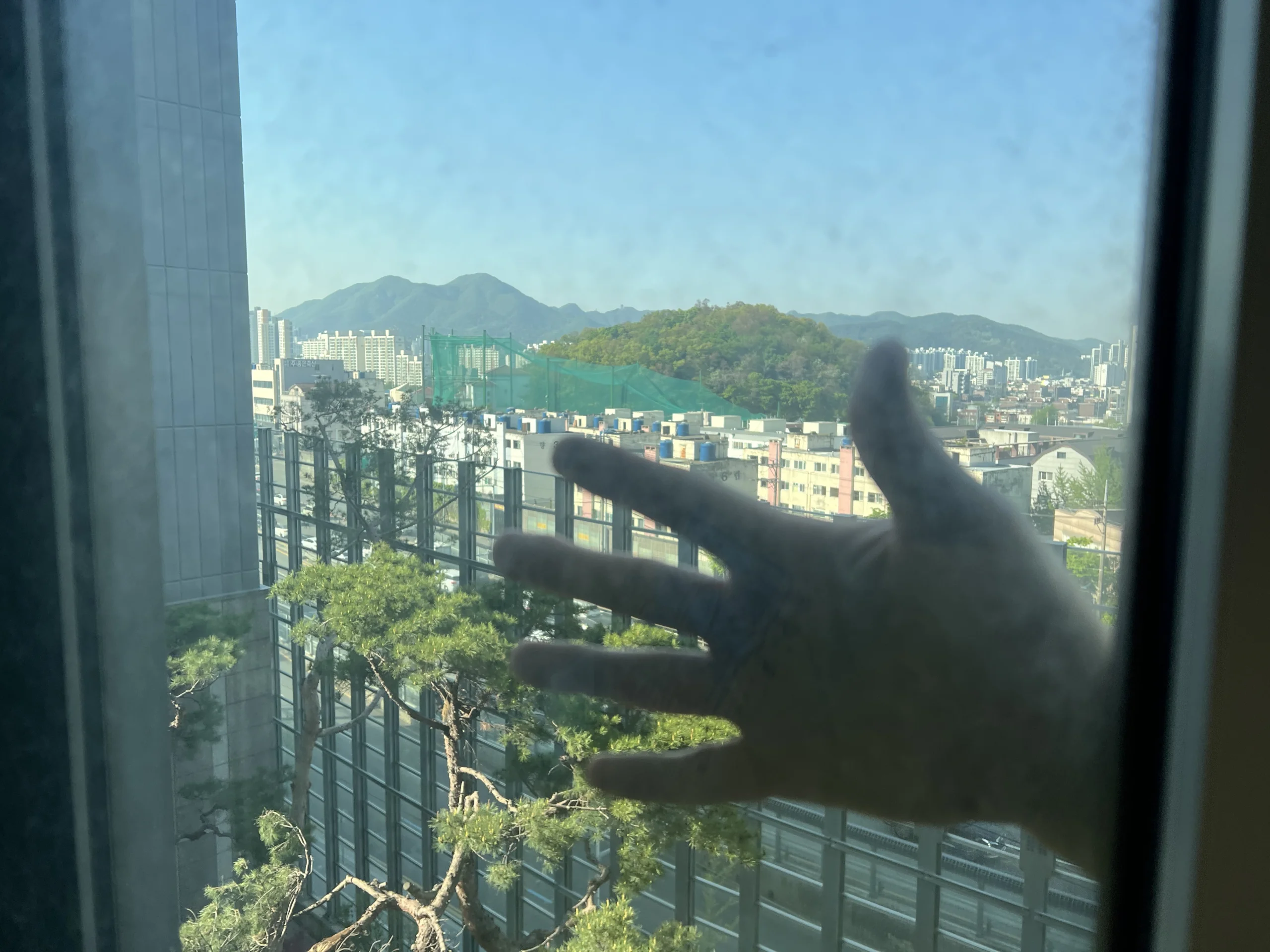 용산유리창청소 실제 시공 사례 아파트 안방 창 작업 전