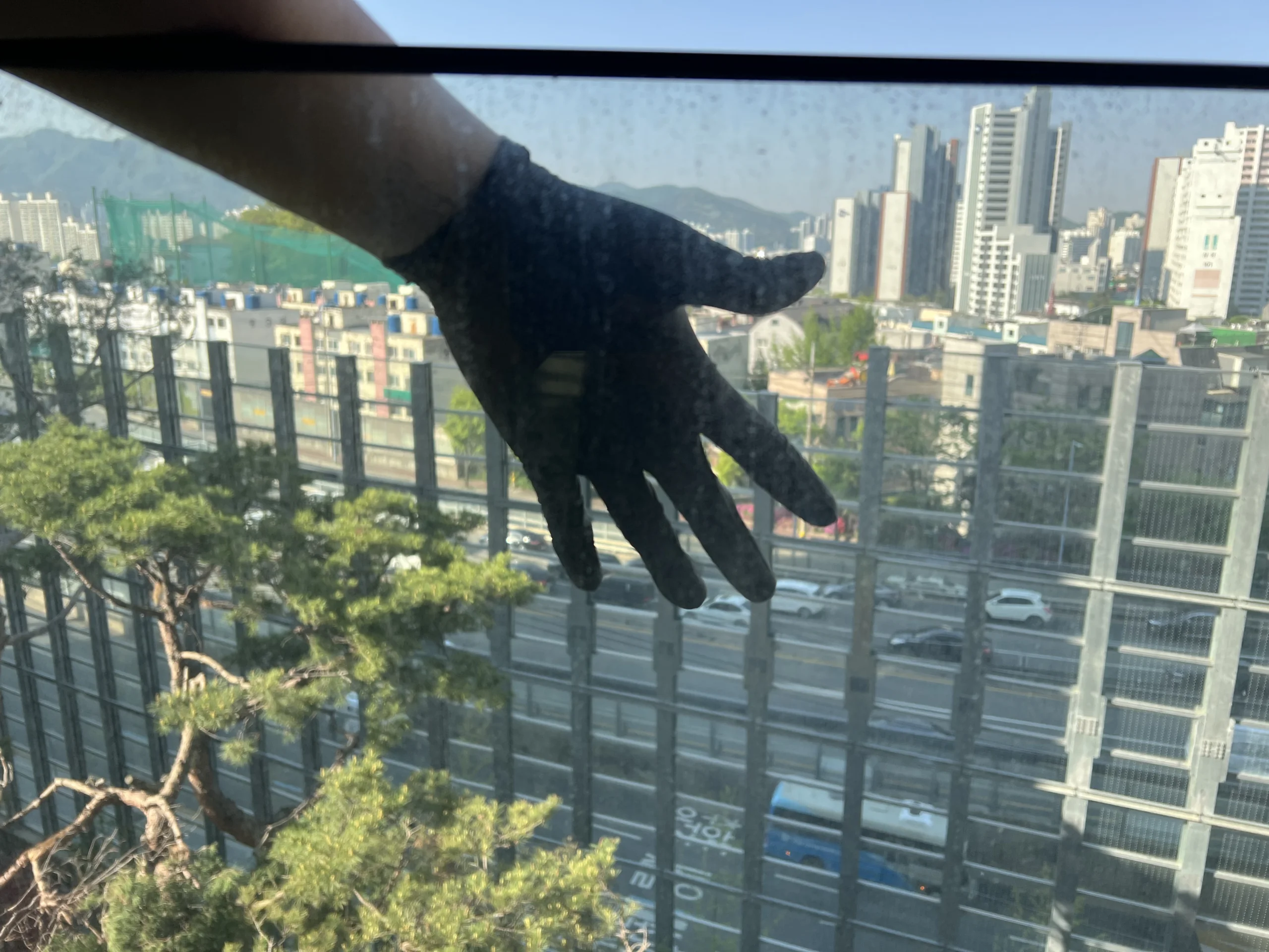 고양일산유리창청소 실제 시공 사례 아파트 안방 창 작업 전