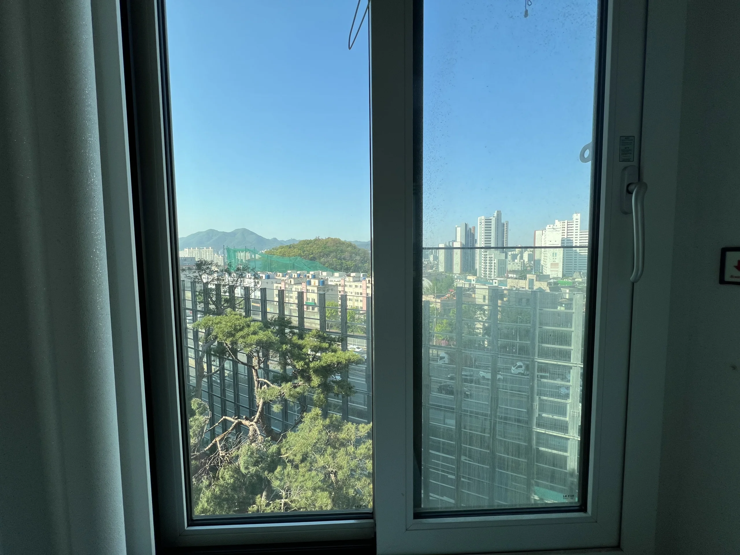 유리창청소 전 먼지가 낀 수원 영통구 세대 창문